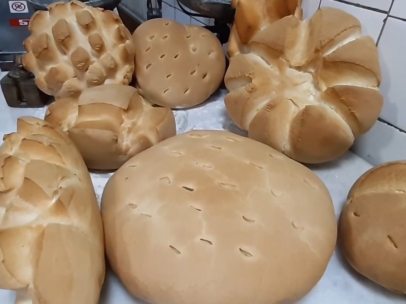 Es un pan tradicional muy típico de la población toledana de Las Ventas de San Julián. Se elabora en un horno denominado “moruno”, que funciona con leña. Las principales características que hacen de este pan un producto especial, estriban en que la masa se elabora con una harina densa y singular, que se utiliza menos agua de lo habitual para realizar la masa, que el propio amasado se hace de forma manual, que la fermentación es totalmente natural, lo que implica un tiempo de fermentación mucho mayor. La receta de este pan se ha transmitido de generación en generación en las mismas panaderías con hornos morunos. El pan de las Ventas de San Julián